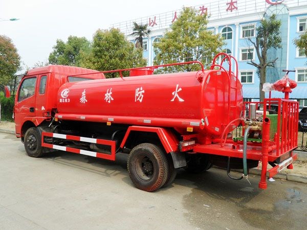 東風多利卡8噸消防灑水車