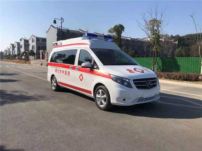 奔馳威霆監護型救護車 (2).jpg